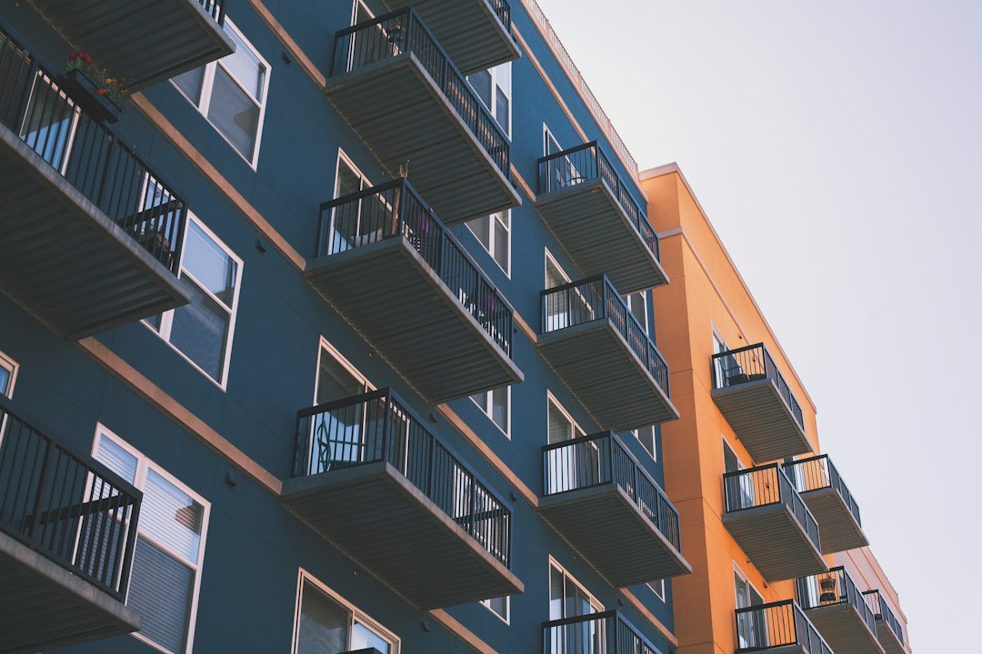 Facciata di un condominio residenziale con balconi